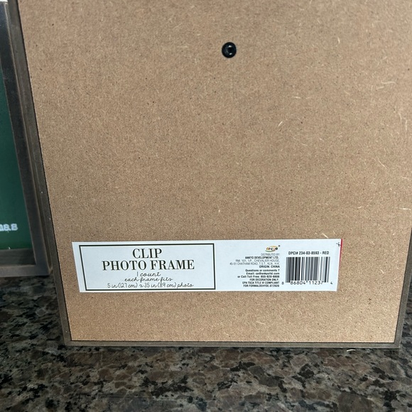 Christmas decor- 2 faux wooden frames “clip photo frame) - Picture 3 of 5